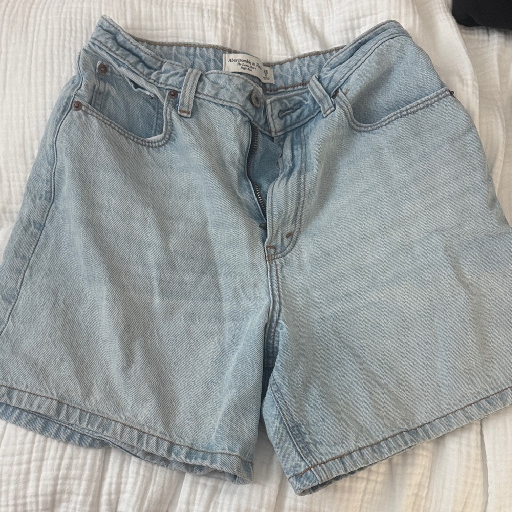 ABERCROMBIE the loose high rise short size 26 curve love